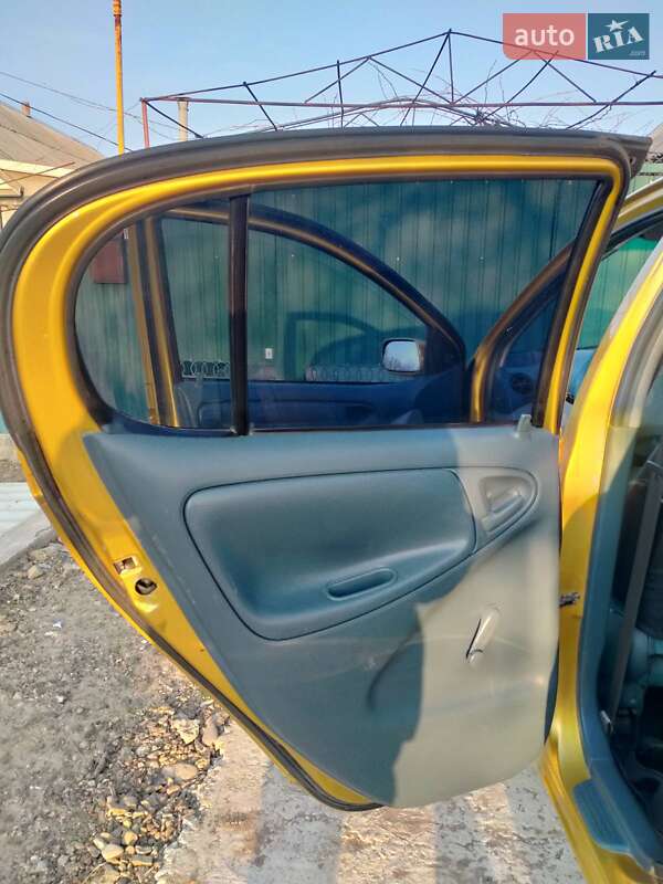 Хэтчбек Toyota Yaris 2001 в Беляевке