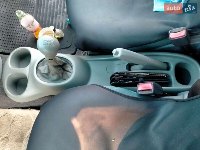 Хэтчбек Toyota Yaris 2001 в Беляевке