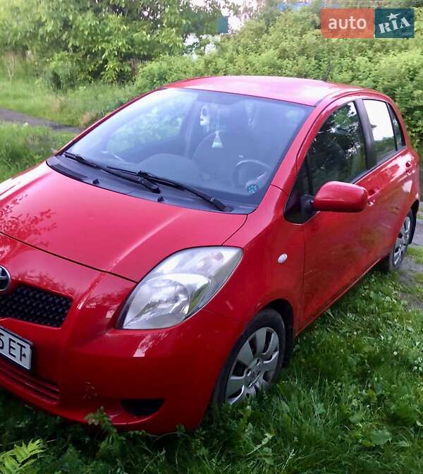 Хетчбек Toyota Yaris 2008 в Полонному
