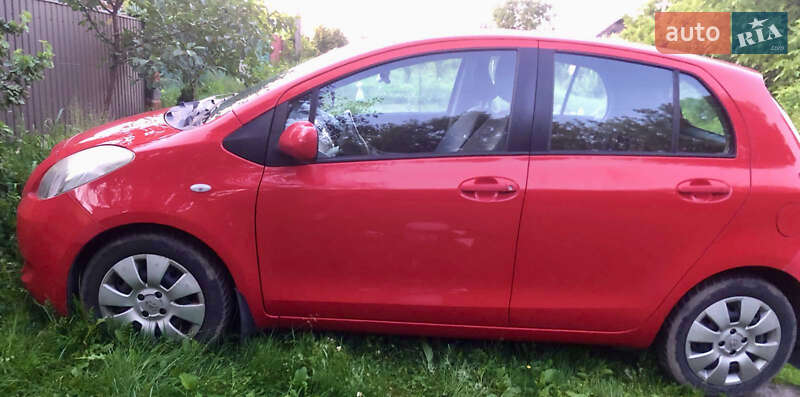 Хетчбек Toyota Yaris 2008 в Полонному