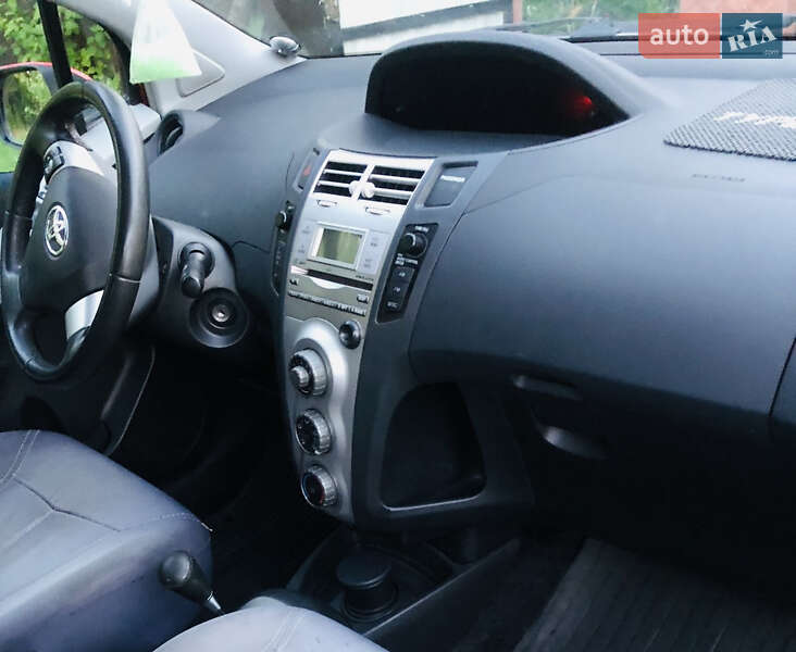 Хетчбек Toyota Yaris 2008 в Полонному