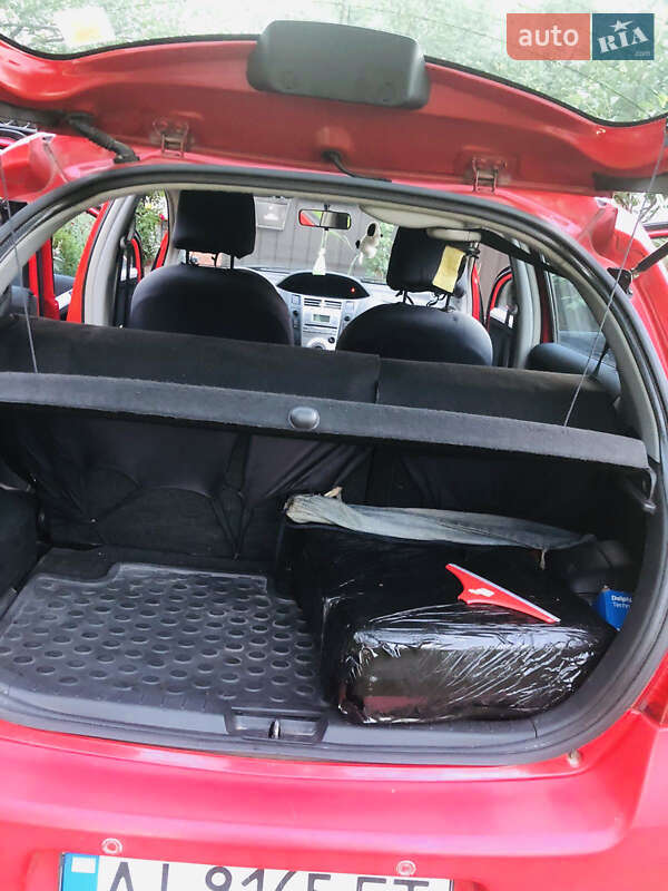 Хетчбек Toyota Yaris 2008 в Полонному