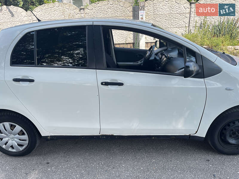 Хэтчбек Toyota Yaris 2010 в Запорожье