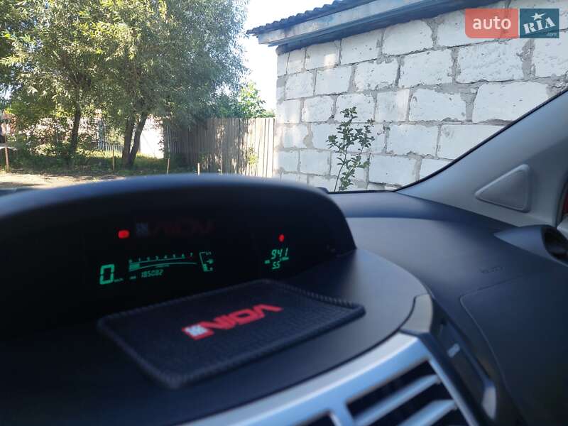 Хэтчбек Toyota Yaris 2007 в Глухове