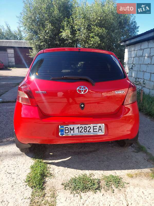 Хэтчбек Toyota Yaris 2007 в Глухове