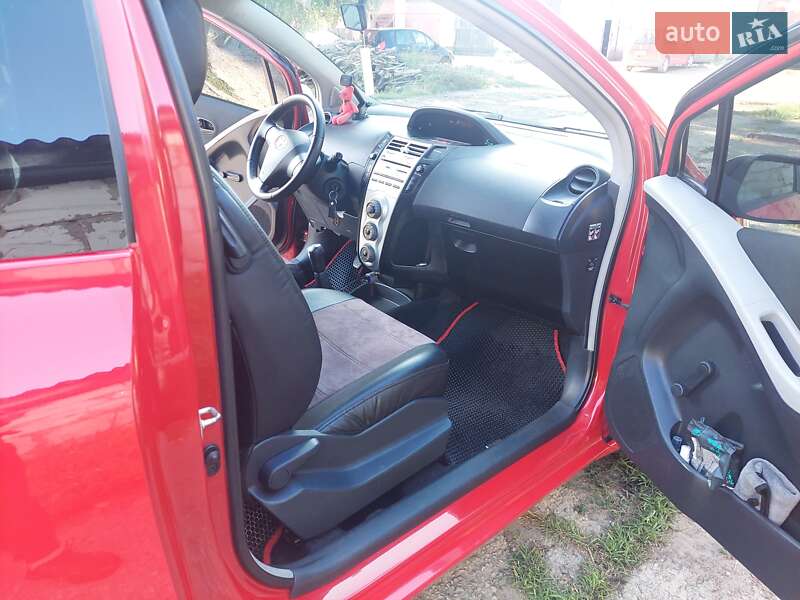Хэтчбек Toyota Yaris 2007 в Глухове