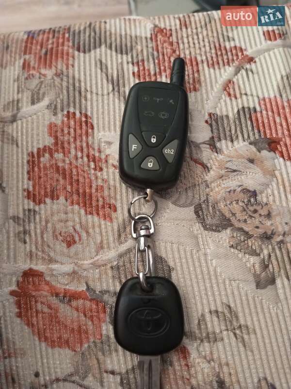 Хэтчбек Toyota Yaris 2000 в Чернигове