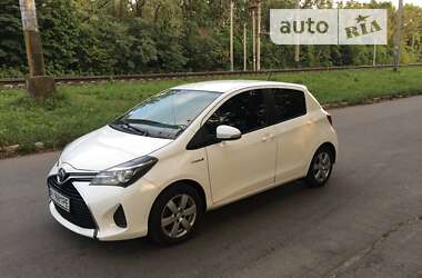 Хэтчбек Toyota Yaris 2016 в Вишневом