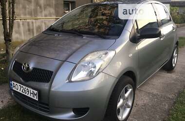 Хетчбек Toyota Yaris 2006 в Хусті