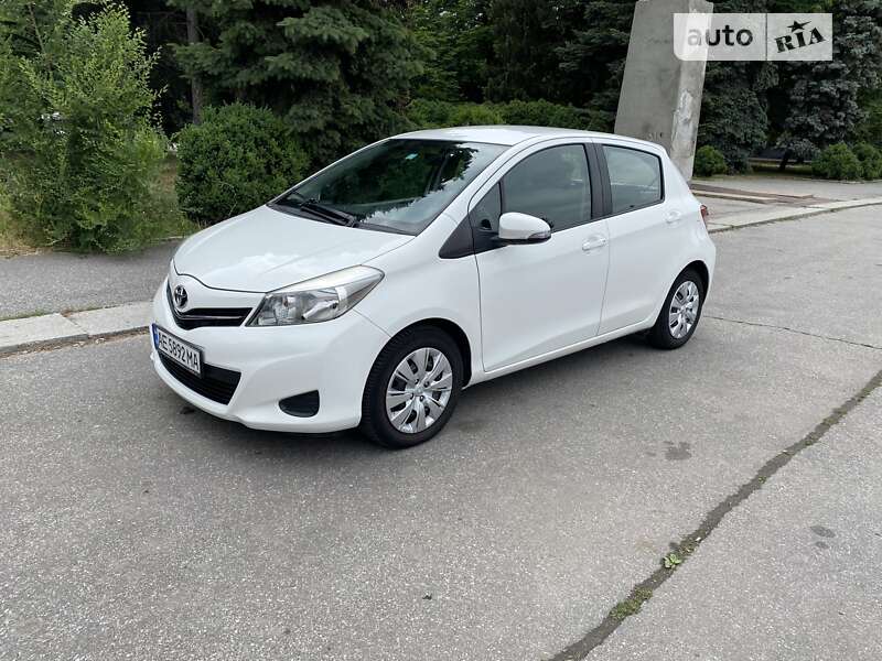 Хэтчбек Toyota Yaris 2012 в 
