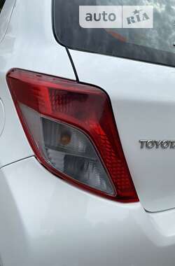Хэтчбек Toyota Yaris 2012 в 