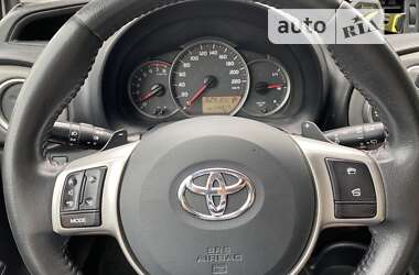 Хэтчбек Toyota Yaris 2012 в 