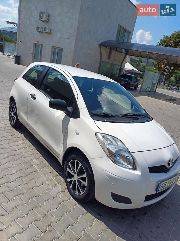 Хэтчбек Toyota Yaris 2011 в Могилев-Подольске
