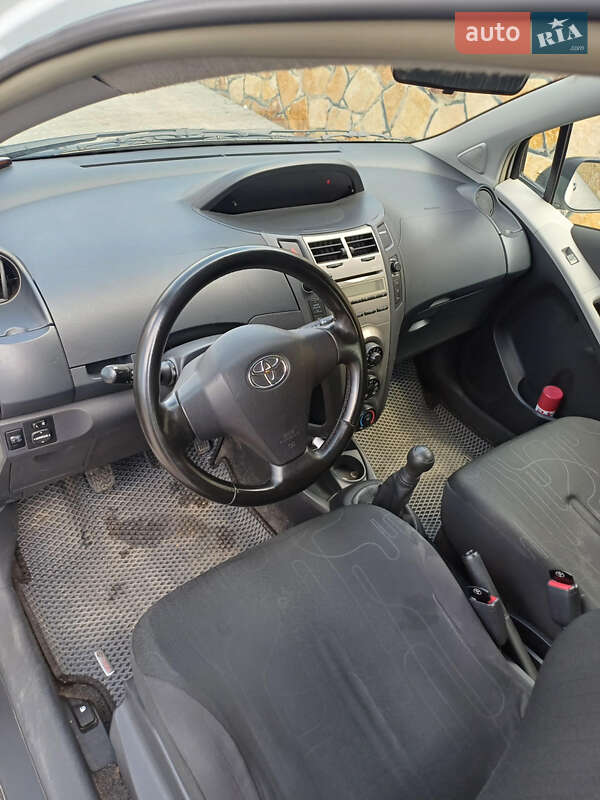 Хэтчбек Toyota Yaris 2011 в Могилев-Подольске