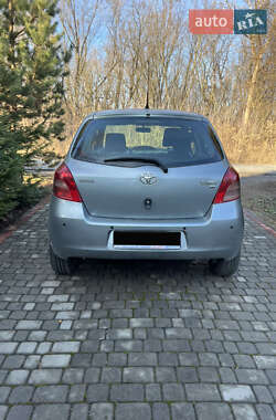 Хэтчбек Toyota Yaris 2006 в 