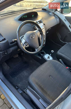 Хэтчбек Toyota Yaris 2006 в 