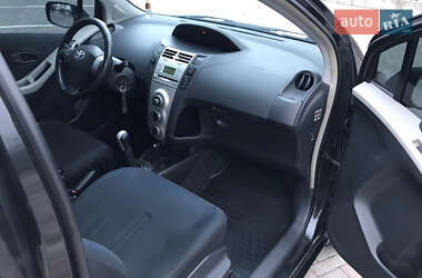 Хэтчбек Toyota Yaris 2006 в 