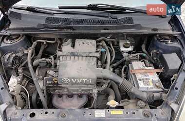 Хэтчбек Toyota Yaris 2003 в 