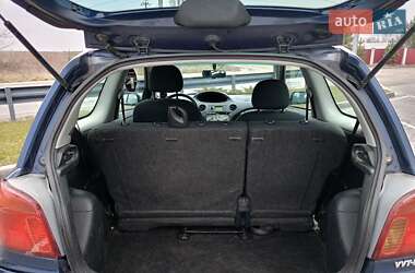 Хэтчбек Toyota Yaris 2003 в 