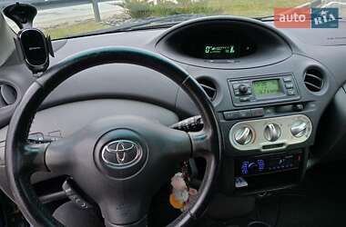 Хэтчбек Toyota Yaris 2003 в 