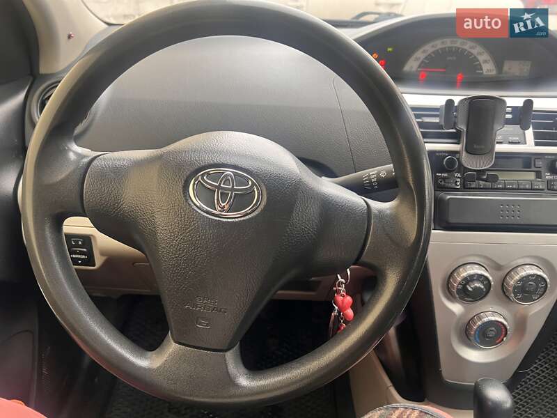 Седан Toyota Yaris 2006 в Киеве