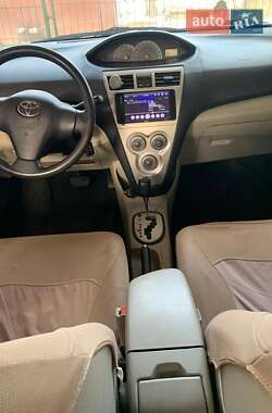 Седан Toyota Yaris 2007 в Пулинах