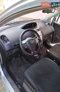 Хэтчбек Toyota Yaris 2008 в 