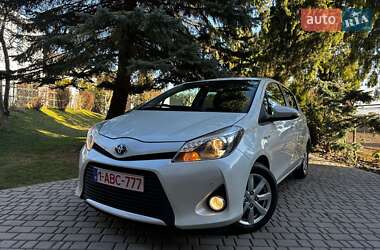 Хэтчбек Toyota Yaris 2015 в 