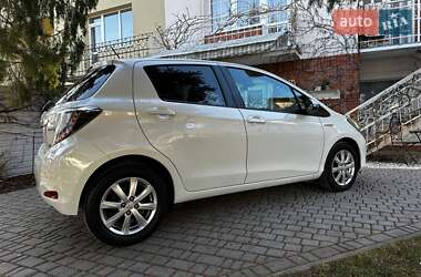 Хэтчбек Toyota Yaris 2015 в 