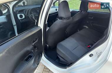 Хэтчбек Toyota Yaris 2015 в 