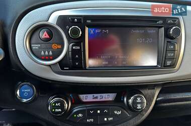 Хэтчбек Toyota Yaris 2015 в 