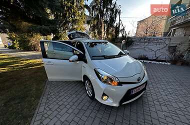 Хэтчбек Toyota Yaris 2015 в 