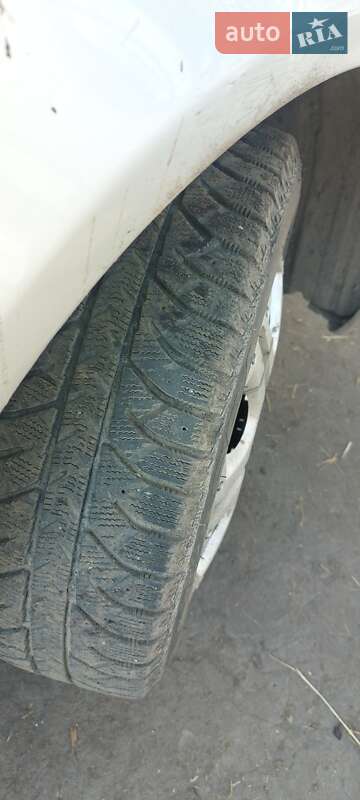 Хэтчбек Toyota Yaris 2004 в Магдалиновке