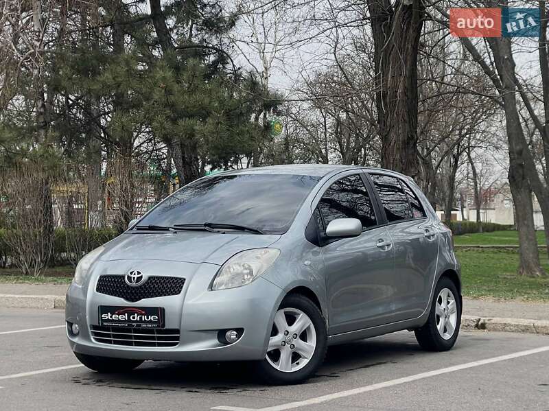 Хэтчбек Toyota Yaris 2007 в 