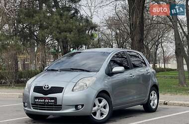 Хэтчбек Toyota Yaris 2007 в 