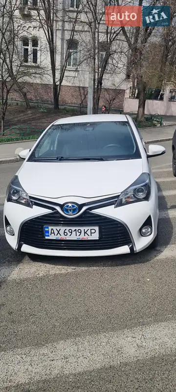 Хэтчбек Toyota Yaris 2016 в 