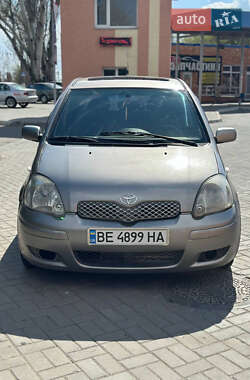 Хэтчбек Toyota Yaris 2003 в 