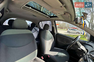 Хэтчбек Toyota Yaris 2003 в 