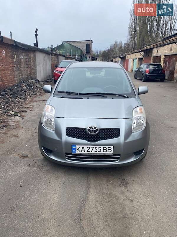 Хэтчбек Toyota Yaris 2007 в 