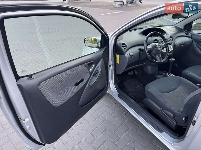 Хэтчбек Toyota Yaris 2005 в Каменском