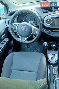 Хэтчбек Toyota Yaris 2013 в 