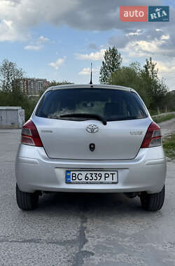 Хэтчбек Toyota Yaris 2010 в 