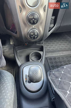 Хэтчбек Toyota Yaris 2010 в 