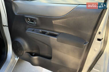 Хэтчбек Toyota Yaris 2012 в 