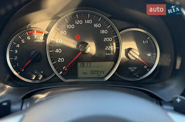 Хэтчбек Toyota Yaris 2012 в 