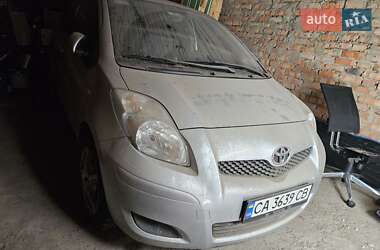 Хэтчбек Toyota Yaris 2011 в 