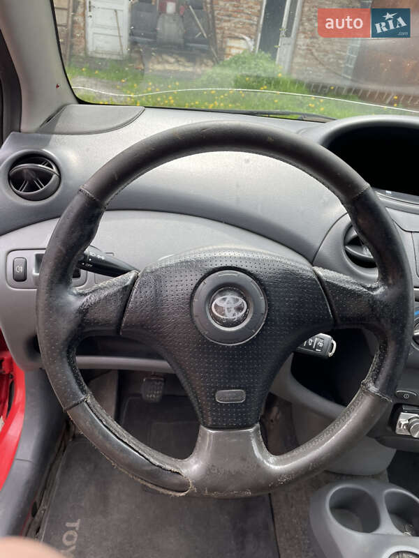Хэтчбек Toyota Yaris 2000 в Львове