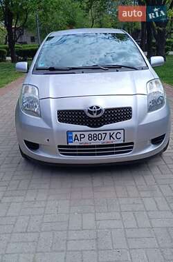 Хэтчбек Toyota Yaris 2006 в 