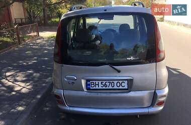 Хэтчбек Toyota Yaris 1999 в 