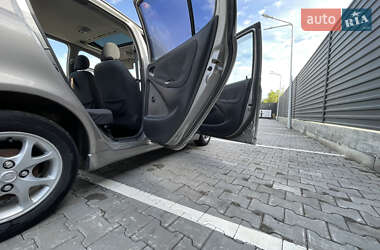Хэтчбек Toyota Yaris 2003 в 